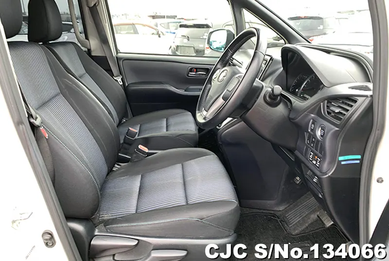 2016 Toyota / Voxy Stock No. 134066