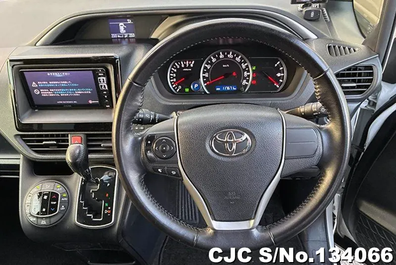 2016 Toyota / Voxy Stock No. 134066