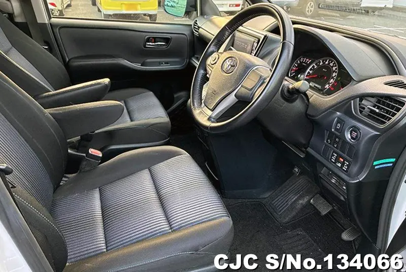 2016 Toyota / Voxy Stock No. 134066