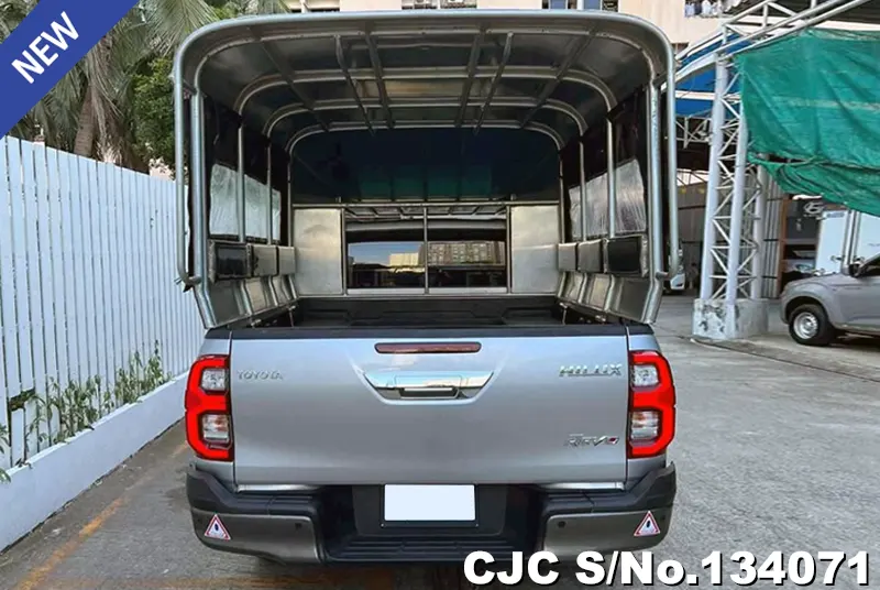 Toyota Hilux in Gray for Sale Image 3