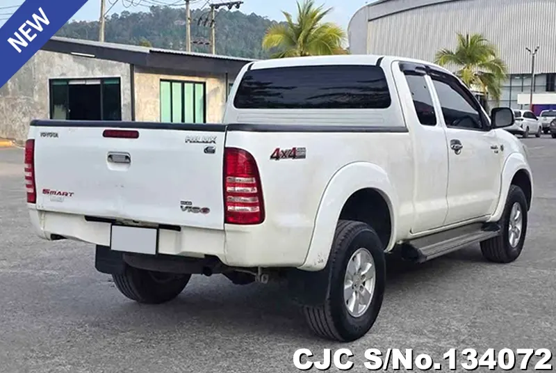 Toyota Hilux in White for Sale Image 1