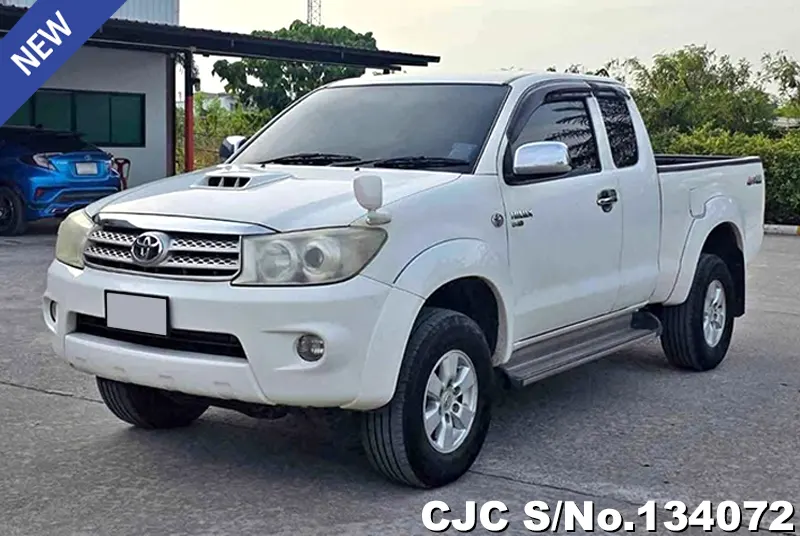 Toyota Hilux in White for Sale Image 2