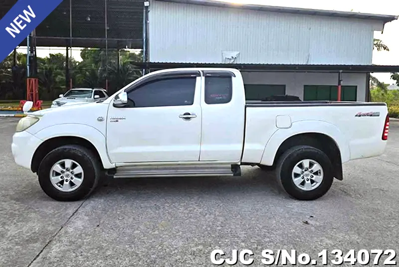 Toyota Hilux in White for Sale Image 6
