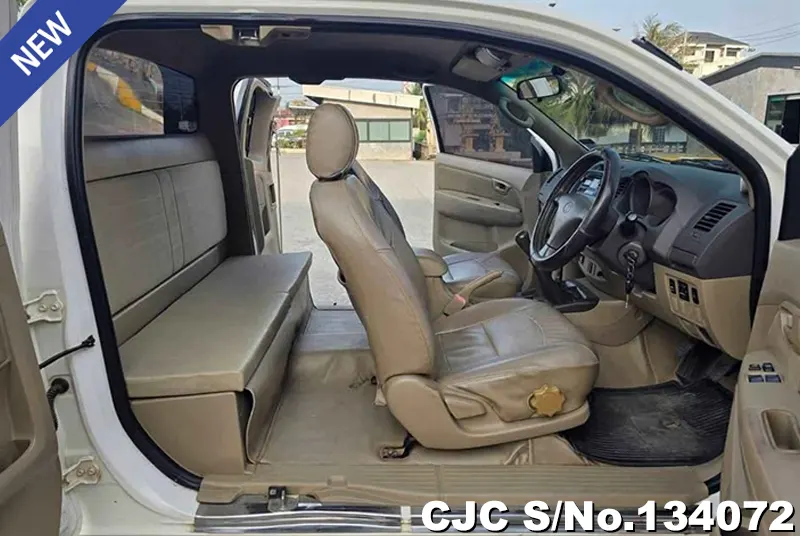 Toyota Hilux in White for Sale Image 8