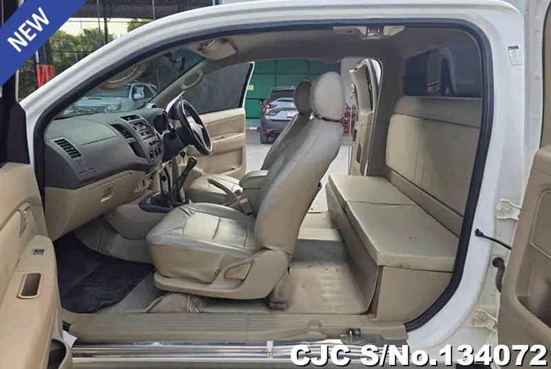 Toyota Hilux in White for Sale Image 9