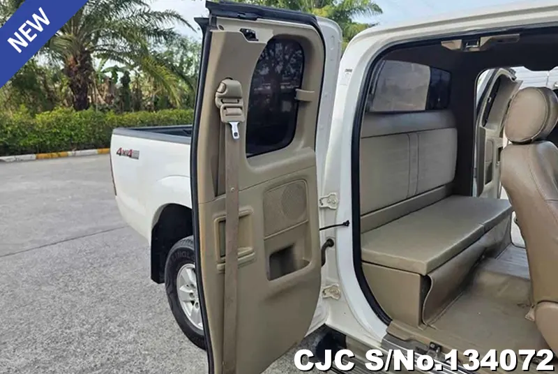 Toyota Hilux in White for Sale Image 10