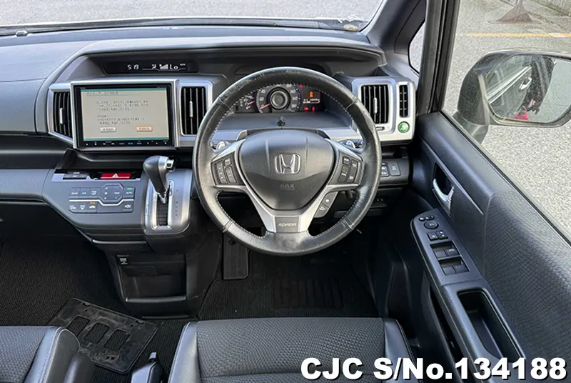Honda Step Wagon in Purple for Sale Image 9