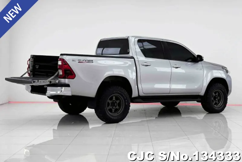 Toyota Hilux in Gray for Sale Image 3