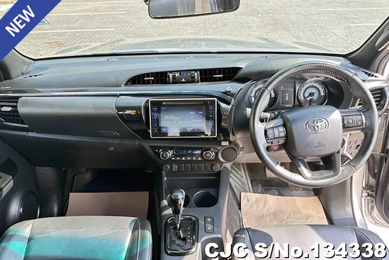 Toyota Hilux in Gray for Sale Image 9