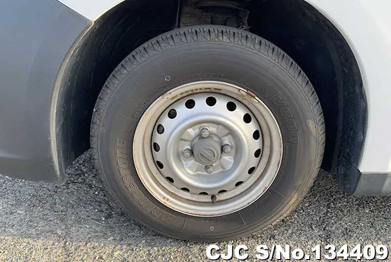 Nissan AD Van in White for Sale Image 13