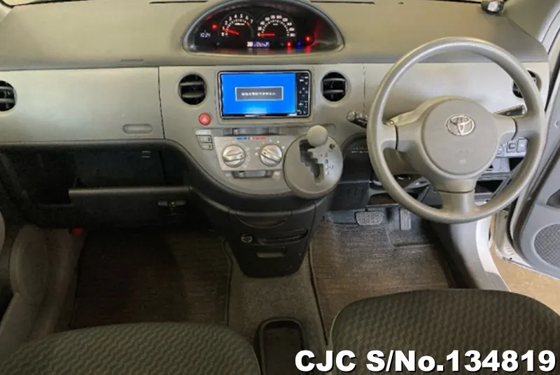2010 Toyota / Sienta Stock No. 134819