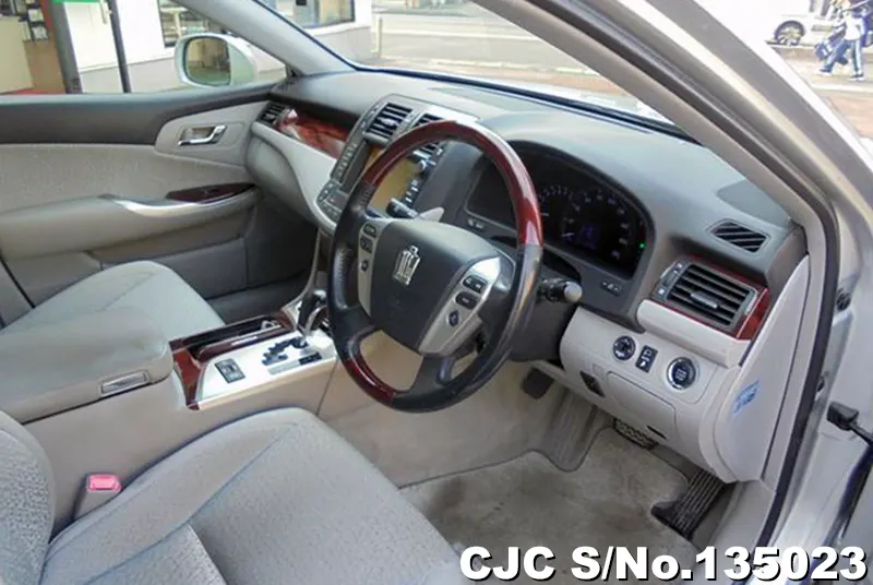 2010 Toyota / Crown Stock No. 135023