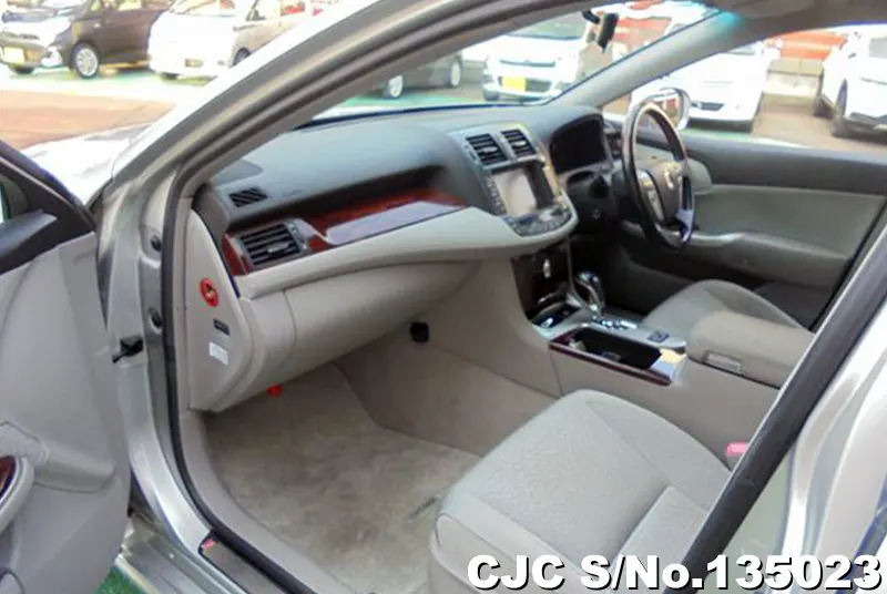 2010 Toyota / Crown Stock No. 135023