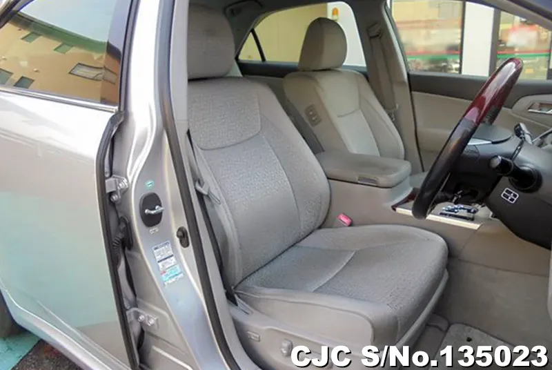 2010 Toyota / Crown Stock No. 135023