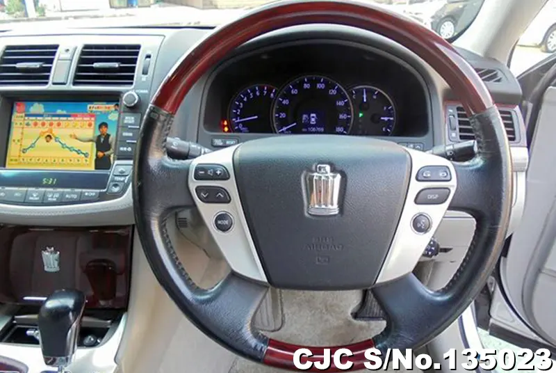 2010 Toyota / Crown Stock No. 135023