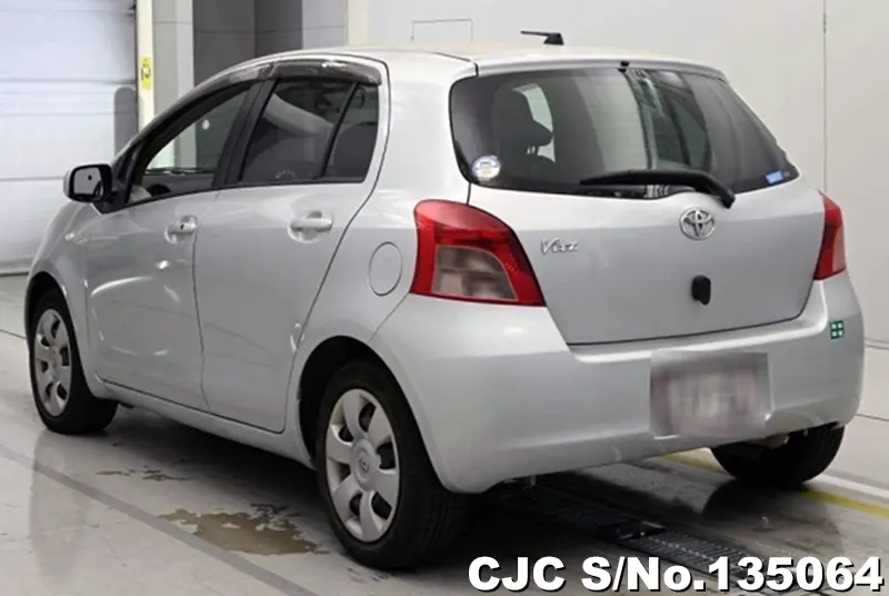 2005 Toyota / Vitz Stock No. 135064