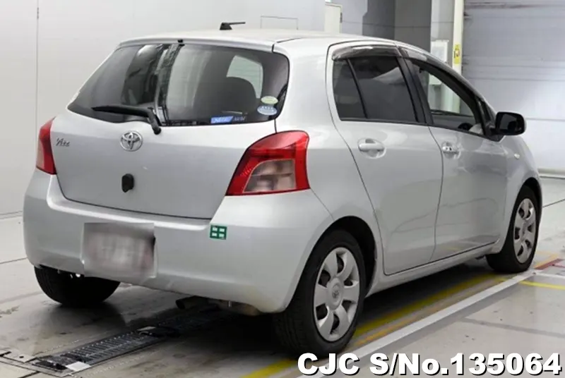 2005 Toyota / Vitz Stock No. 135064