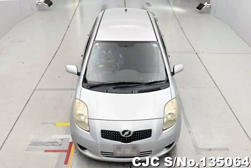 2005 Toyota / Vitz Stock No. 135064