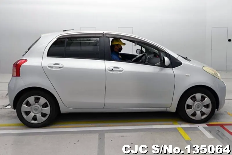 2005 Toyota / Vitz Stock No. 135064