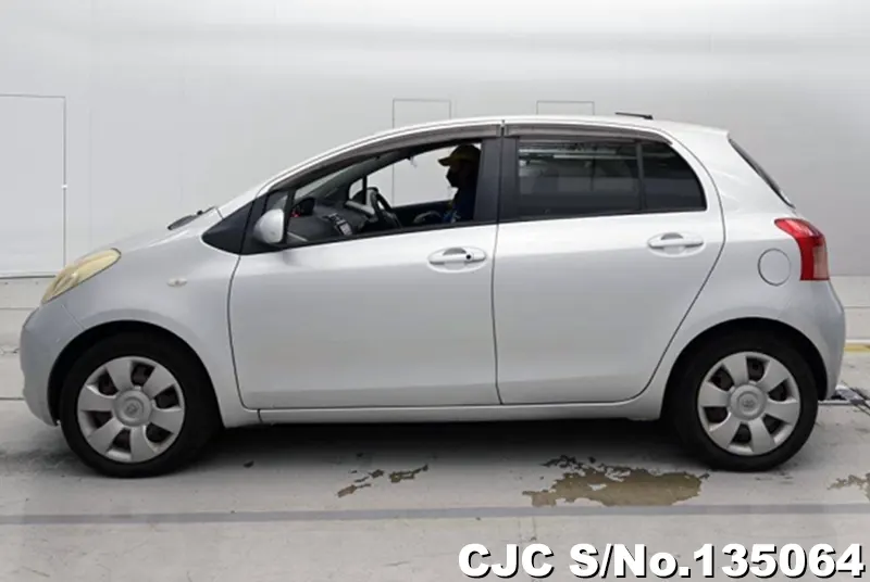 2005 Toyota / Vitz Stock No. 135064