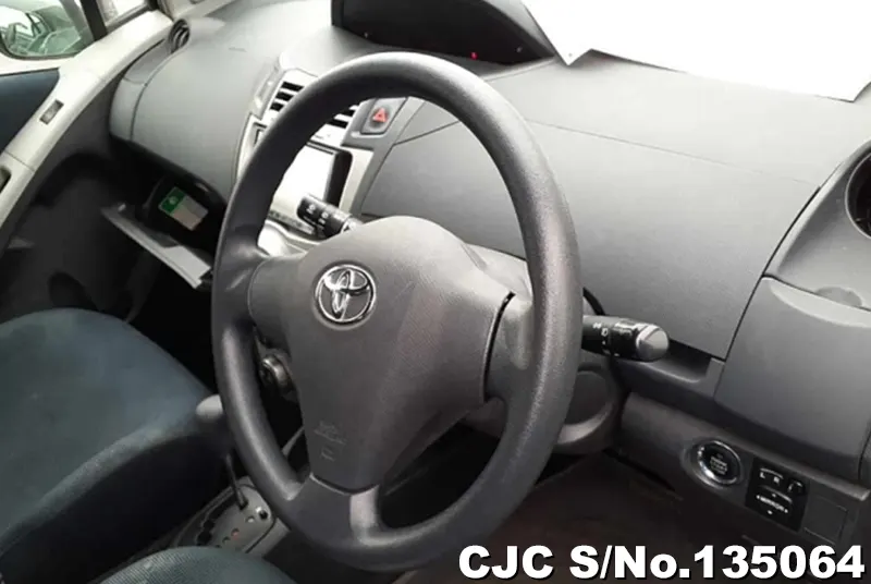 2005 Toyota / Vitz Stock No. 135064
