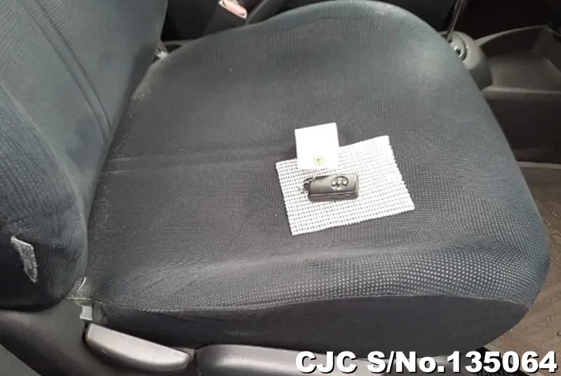 2005 Toyota / Vitz Stock No. 135064