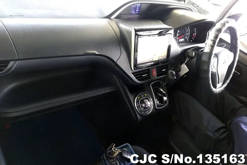 2016 Toyota / Voxy Stock No. 135163