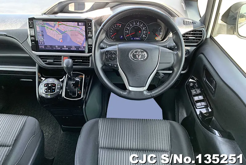 2017 Toyota / Voxy Stock No. 135251