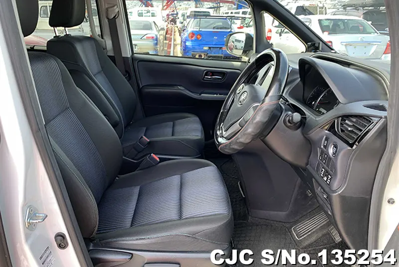 2016 Toyota / Voxy Stock No. 135254