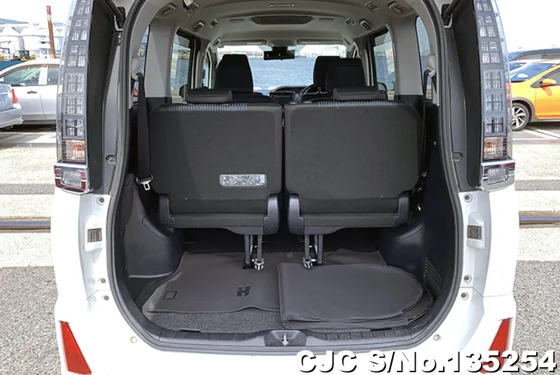 2016 Toyota / Voxy Stock No. 135254