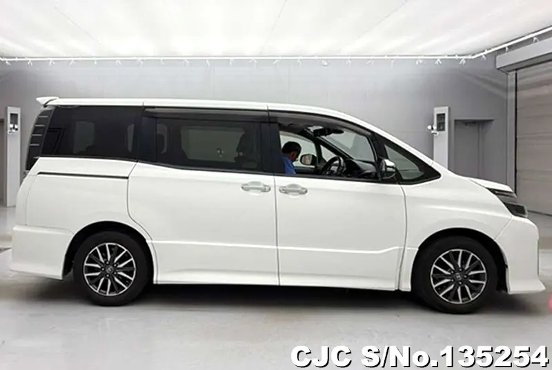 2016 Toyota / Voxy Stock No. 135254