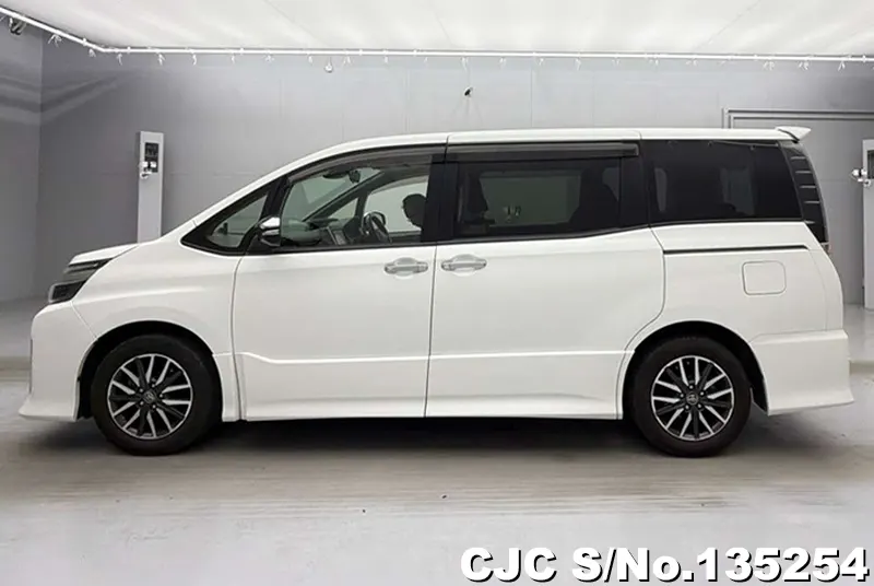 2016 Toyota / Voxy Stock No. 135254