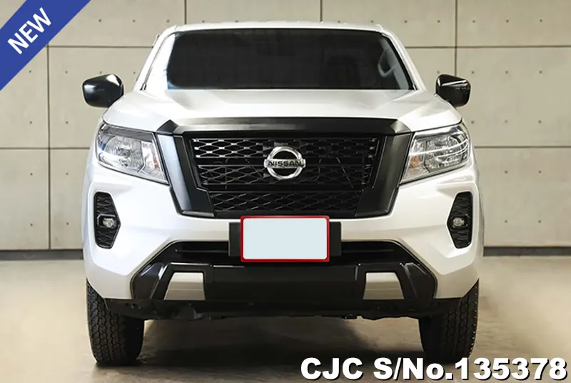 Nissan Navara in Silver for Sale Image 2