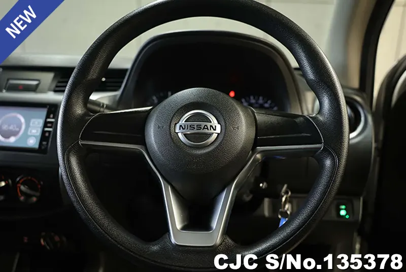 Nissan Navara in Silver for Sale Image 10