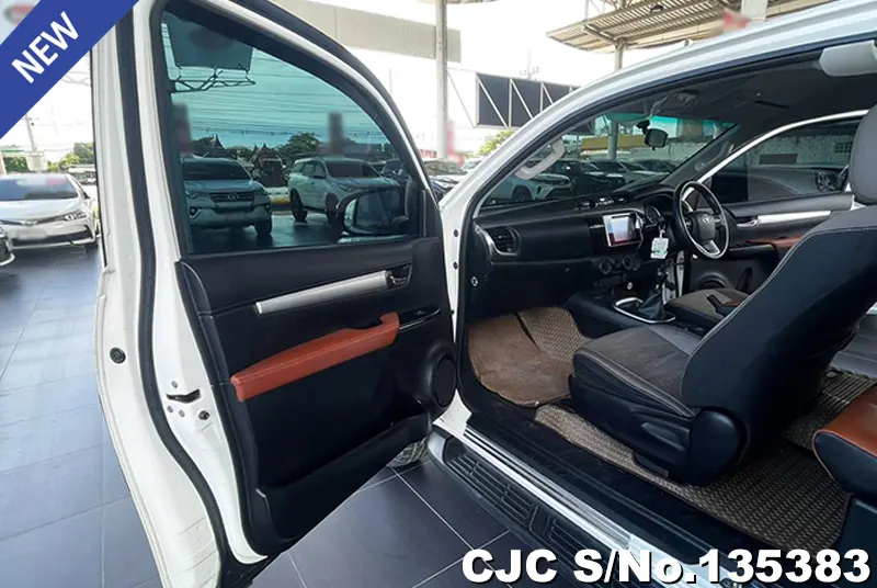 2017 Toyota / Hilux / Revo Stock No. 135383