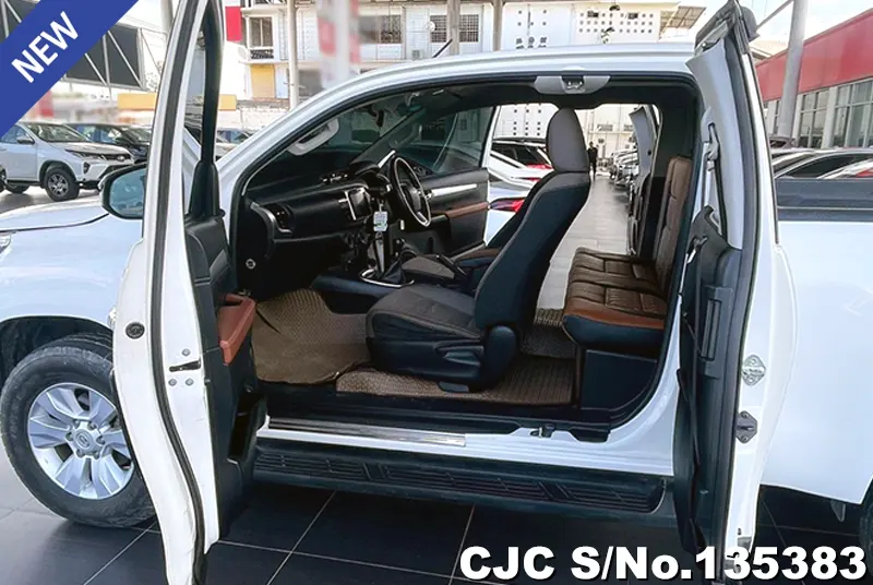 2017 Toyota / Hilux / Revo Stock No. 135383