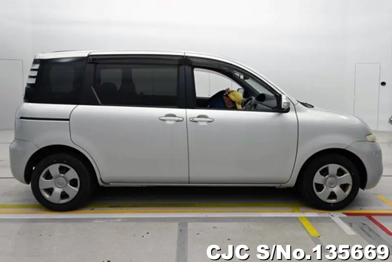 2010 Toyota / Sienta Stock No. 135669