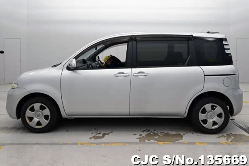 2010 Toyota / Sienta Stock No. 135669