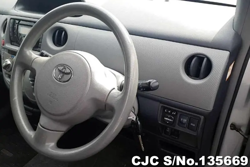 2010 Toyota / Sienta Stock No. 135669