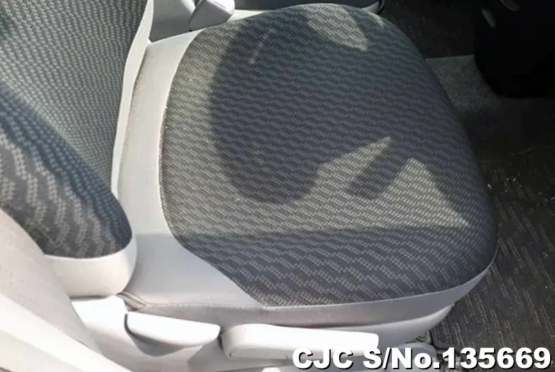 2010 Toyota / Sienta Stock No. 135669
