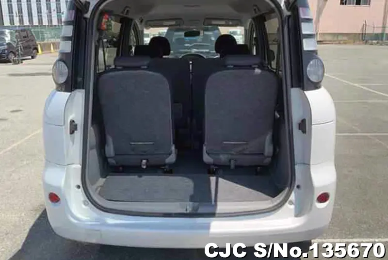 2010 Toyota / Sienta Stock No. 135670