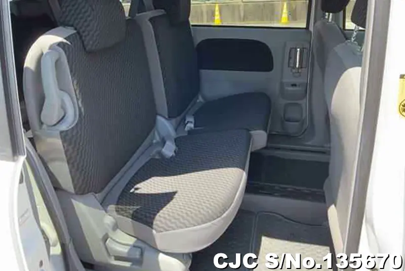 2010 Toyota / Sienta Stock No. 135670