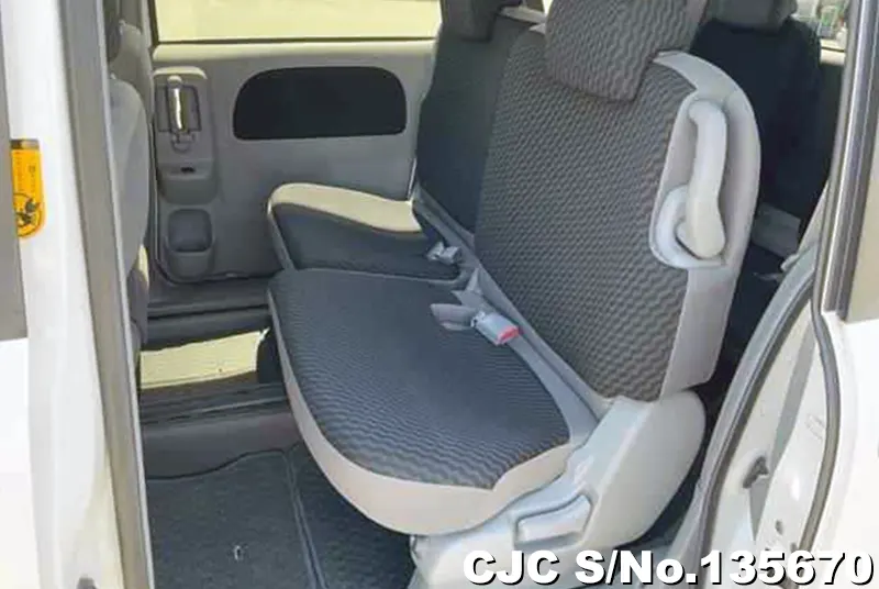 2010 Toyota / Sienta Stock No. 135670