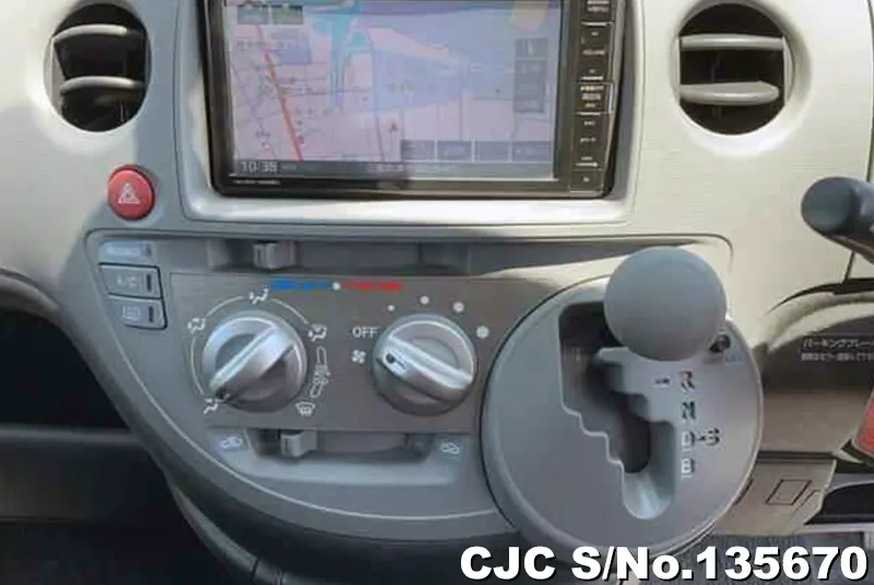 2010 Toyota / Sienta Stock No. 135670