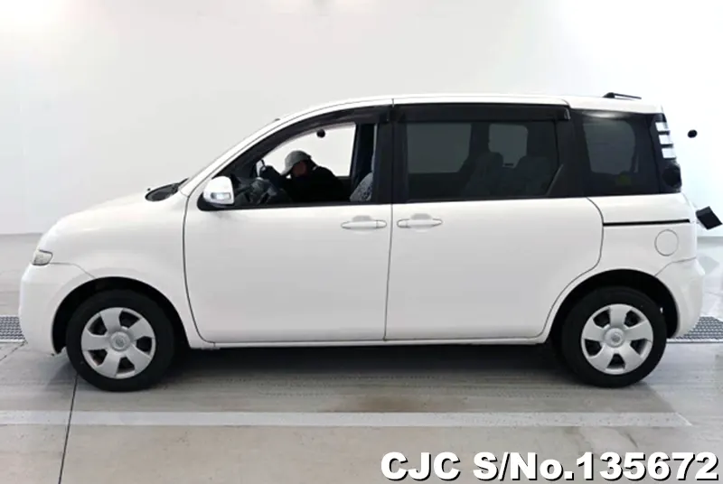 2010 Toyota / Sienta Stock No. 135672