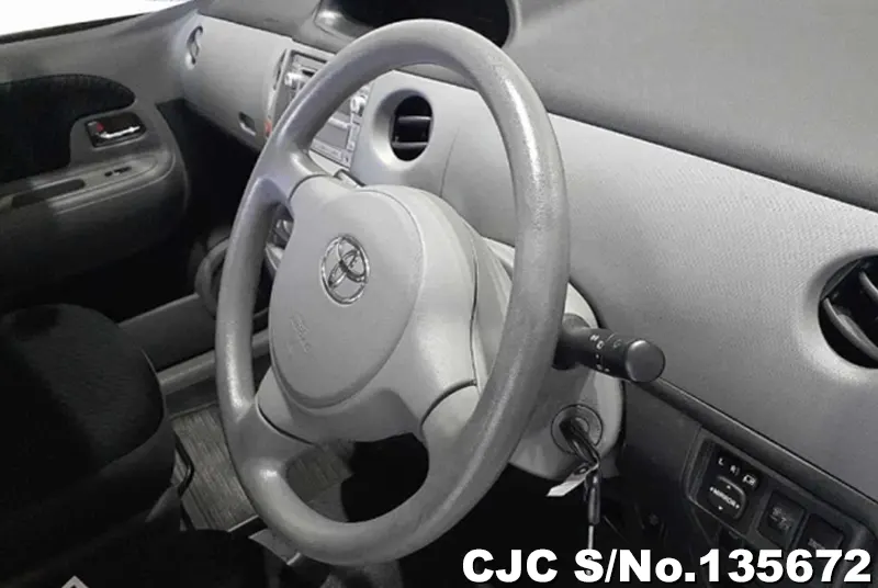 2010 Toyota / Sienta Stock No. 135672