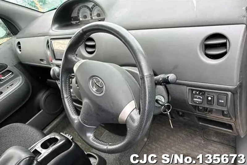 2011 Toyota / Sienta Stock No. 135673