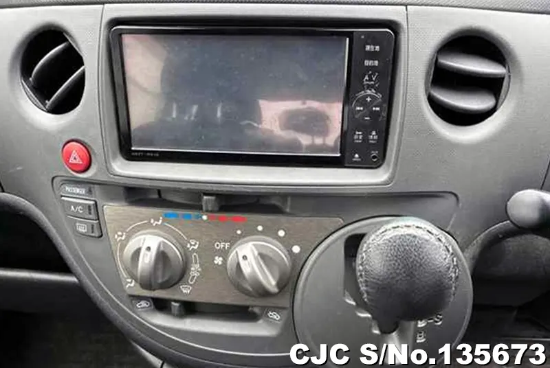 2011 Toyota / Sienta Stock No. 135673