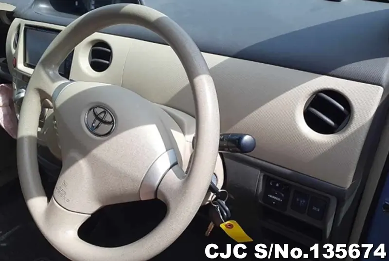 2011 Toyota / Sienta Stock No. 135674