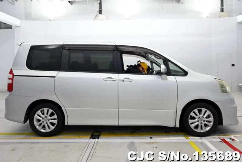 2011 Toyota / Noah Stock No. 135689